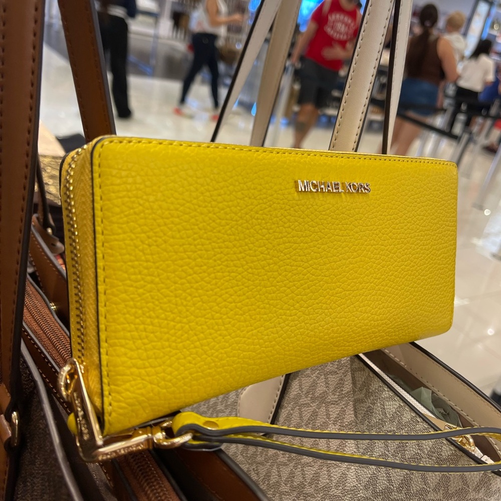 MICHAEL KORS Jet Set Travel Lg Pebbl Leather Continental Wristlet Wallet 
Honey - Picture 11 of 16